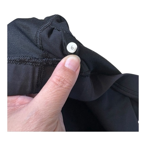 Lululemon Cropped Tank black size 6 mesh backing - Picture 3 of 3